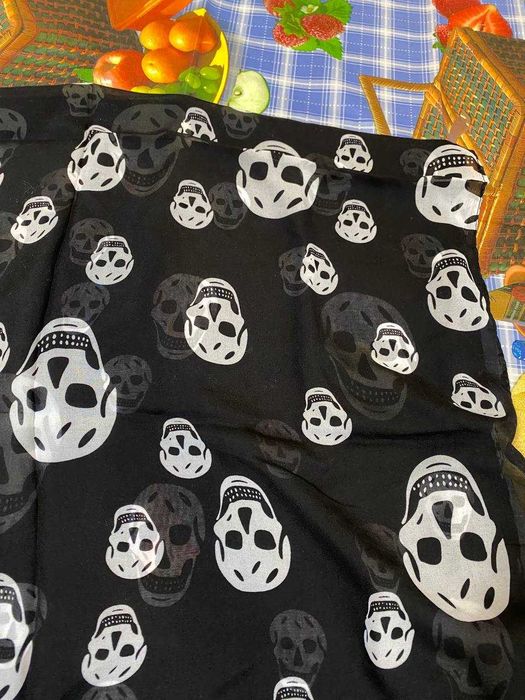 Шарф Alexander McQueen с черепами оригинал чёрный шелковый