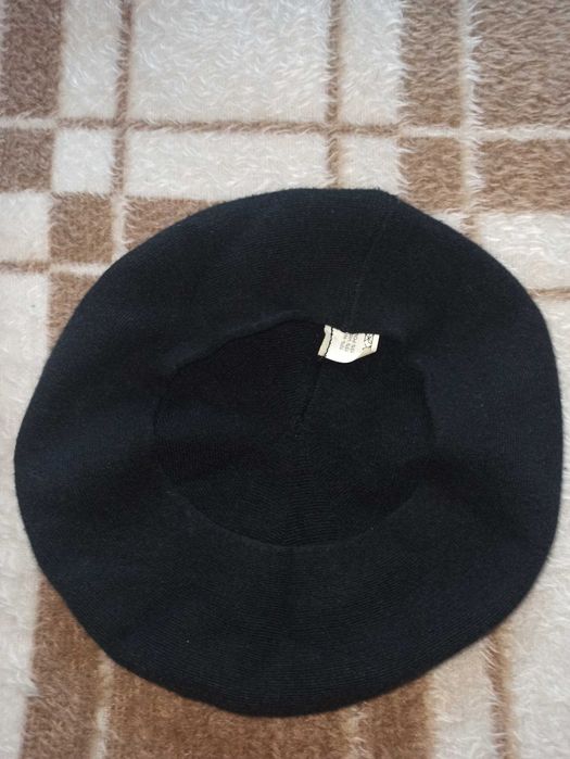 Чорний шерстяний берет