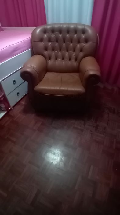 Poltrona em Pele castanha