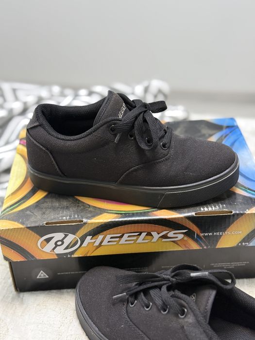 Heelys роликові кеди.