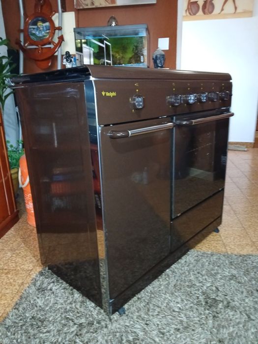 Vendo fogão porta botija, com 5 bocas e forno a gás.  Como novo.