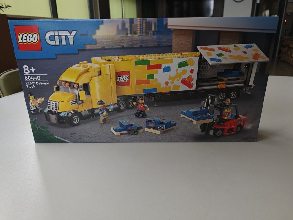 Конструктор LEGO City 60440 Жовта кур'єрська вантажівка (1061 Деталь)
