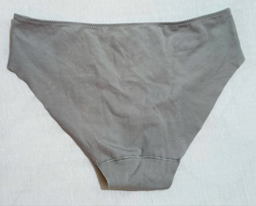 Szare majtki bawełniane bezszwofigi z białą koronką supima Cotton S/36