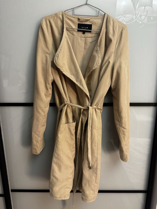 Жіночий весняний тренч