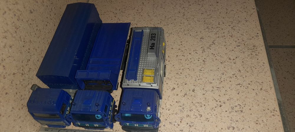 3 miniaturas camião(portes incluidos )