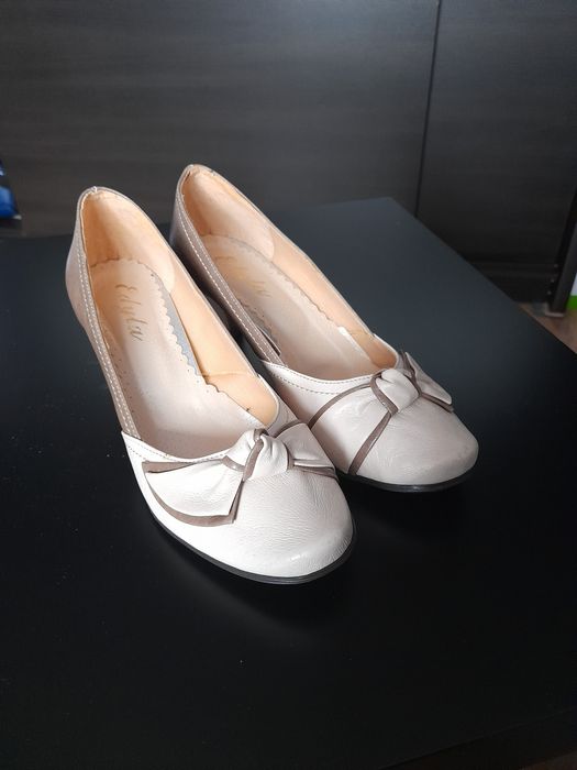 Czółenka beżowe rozmiar 40.