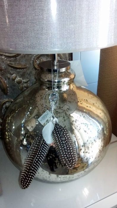 2 candeeiros novos com abajours brilhantes e acessorios penas