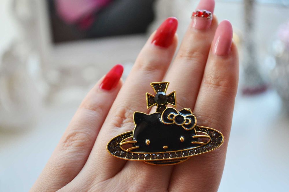 Брошь Hello kitty от Vivienne Westwood брошка
