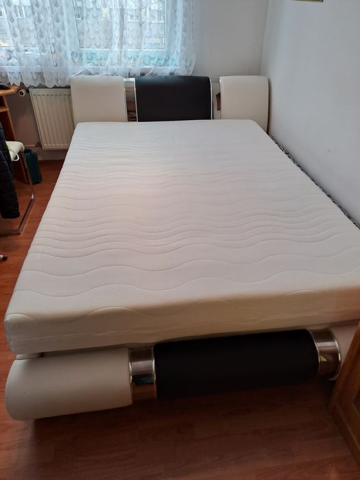 Stylowe lozko  do sypialni w bardzo dobrym stanie.