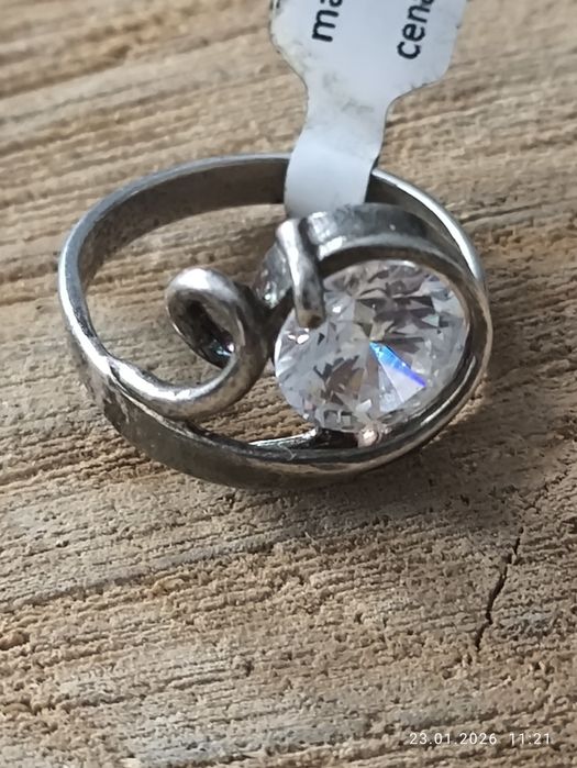 Piękny srebrny pierścionek z białym oczkiem. Vintage