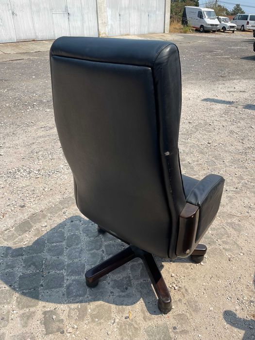 Cadeira de escritório ergonómica em cabedal e madeira