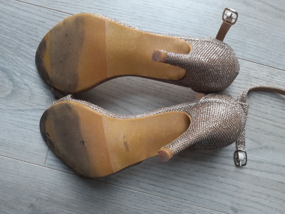 Szpilki damskie złoty odcień