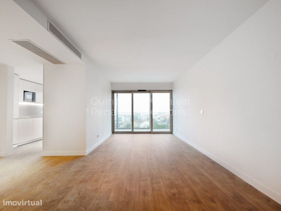Apartamento T3+1 com terraço e garagem em Oeiras