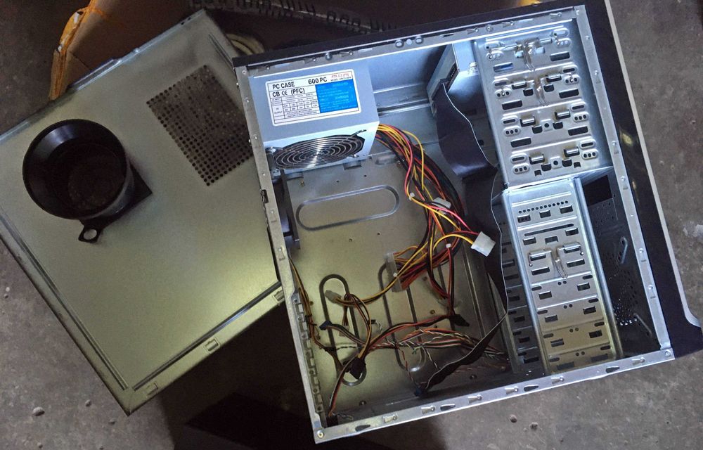 Caixas diversas ATX com fonte de alimentacão e drive