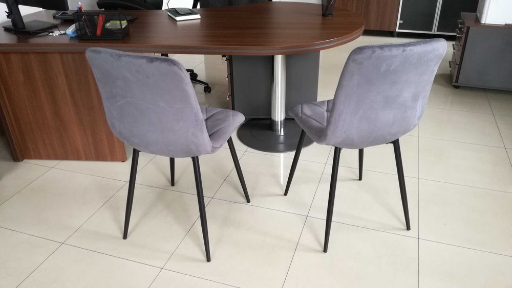 Dwa szare welurowe krzesła