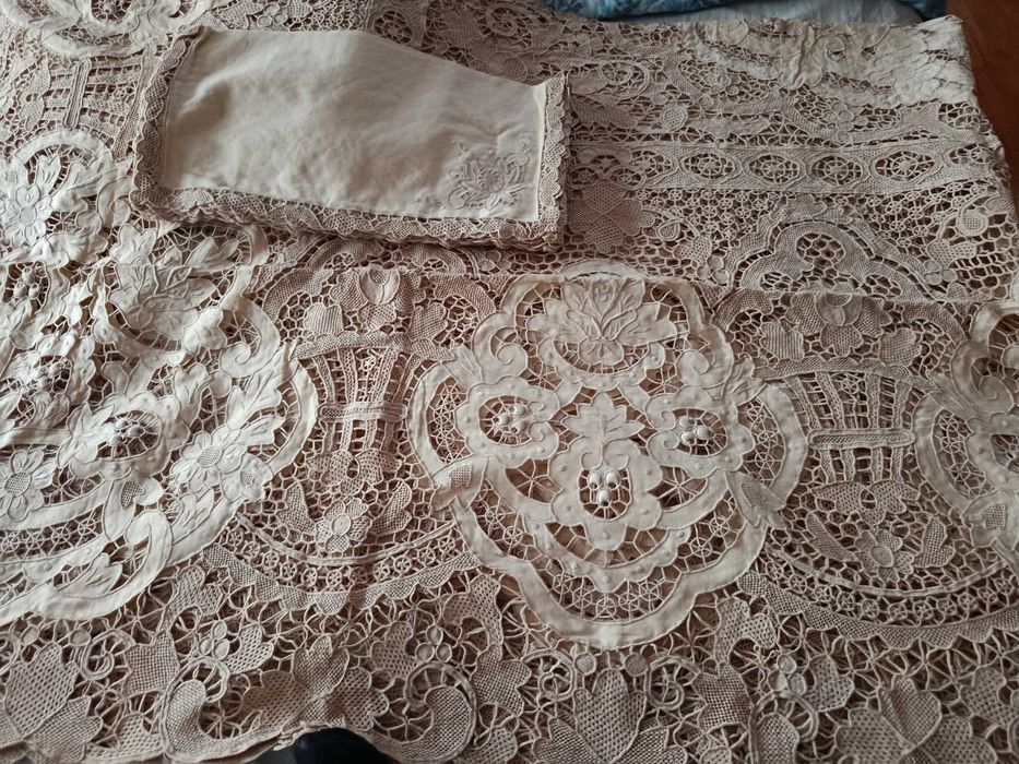 Toalha linho bege bordado da madeira