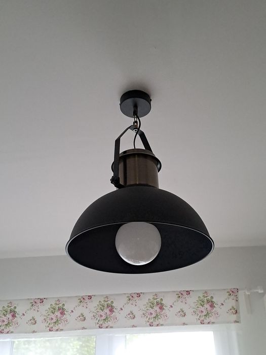Lampa kuchenna z żarówka