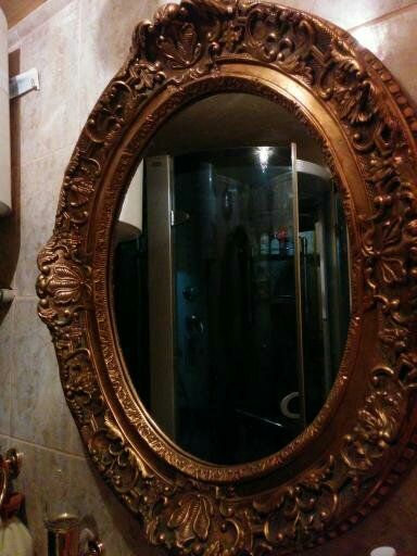 Овальное зеркало в красивой оправе