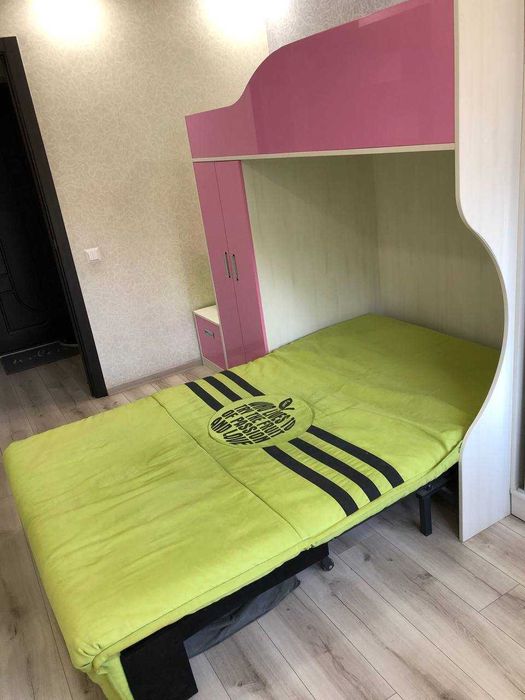 Двоповерхове ліжко з матрацем, диваном, шафою шухлядками та тумба з ящиками