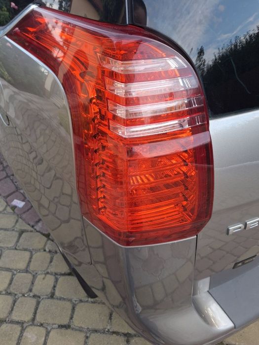 Автомобіль Пежо 5008