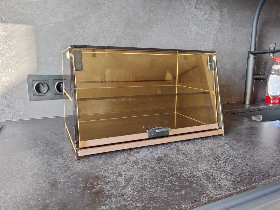 Sprzedam szklaną gablotę