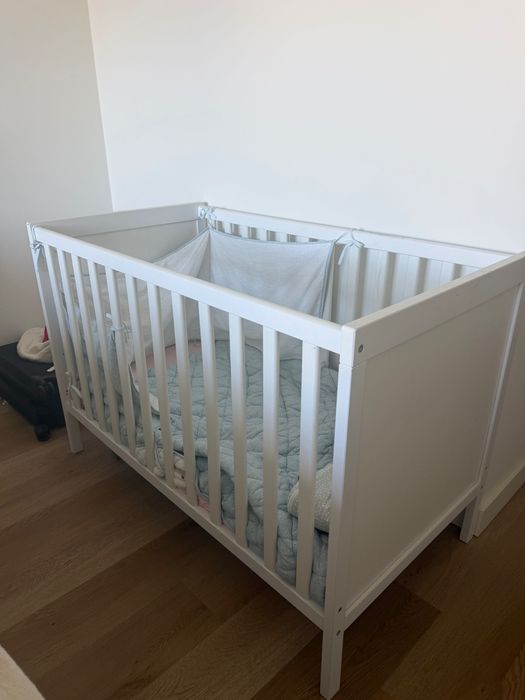 Vendo berço Ikea SUNDVIK com pouco uso + colchão para o berço e todos os lençóis, resguardos e proteções