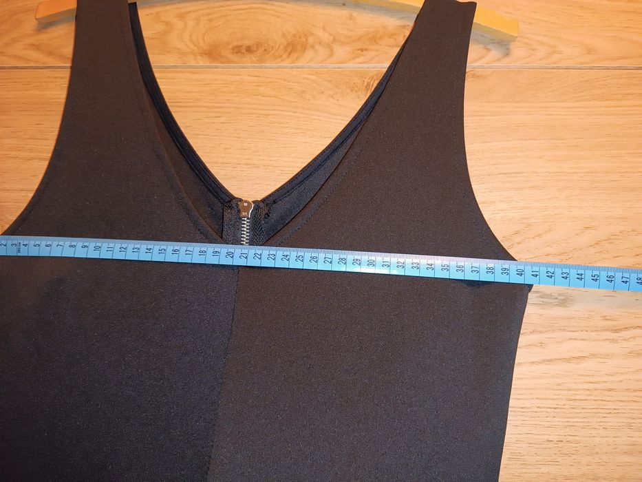 czarna sukienka na ramiączkach