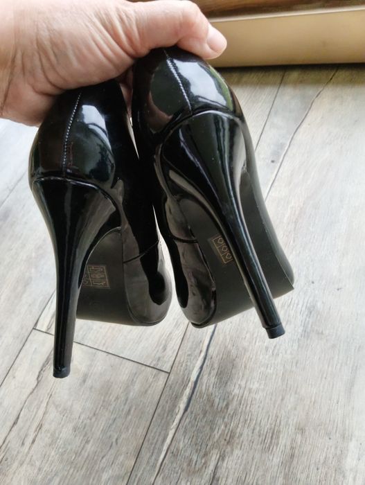 Lakierowane buty na obcasie