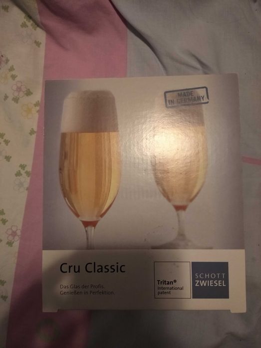 2 Glasses of Classic Vintage Champagne