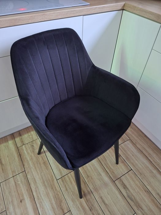 Czarne welurowe krzesło