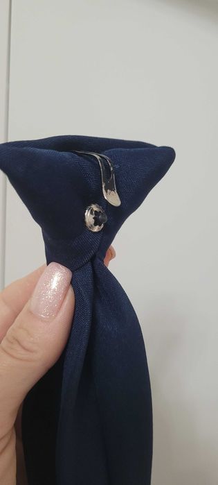 krawat przypinany granatowy