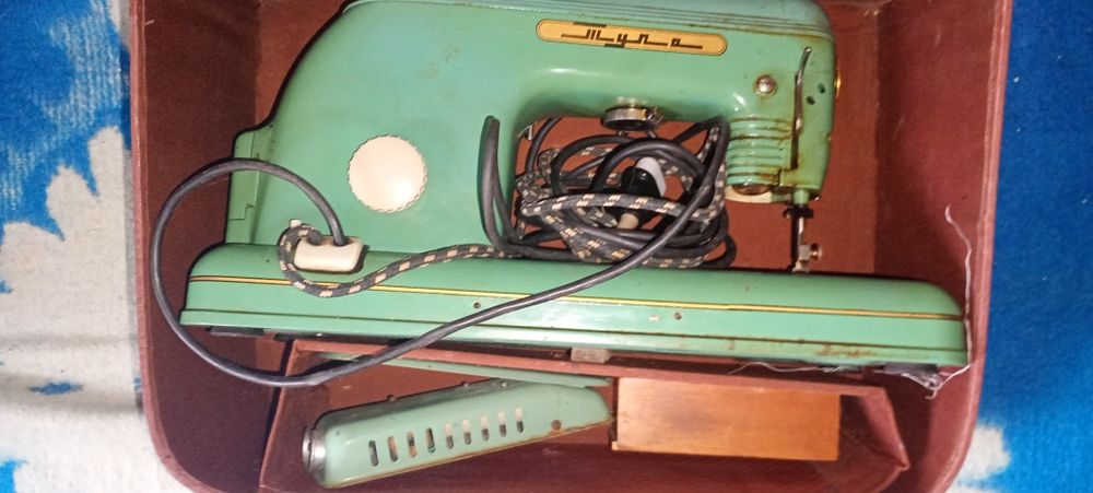 Продам швейную машинку