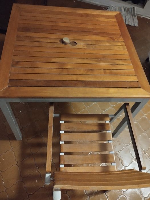 Mesa em madeira e estrutura de metal desmontavel