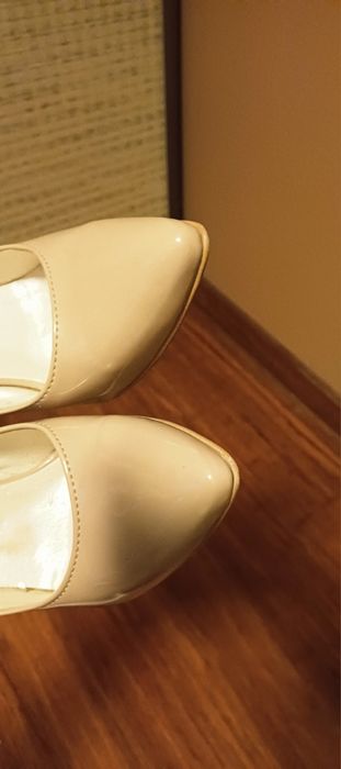 Szpilki beżowe 37, lakierowane