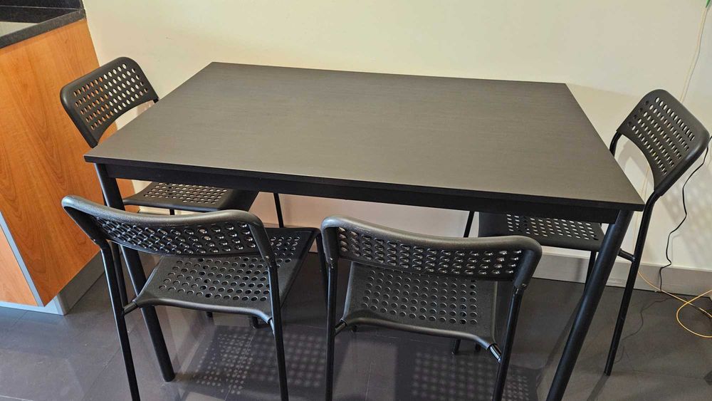 Mesa de refeição com 4 cadeiras IKEA