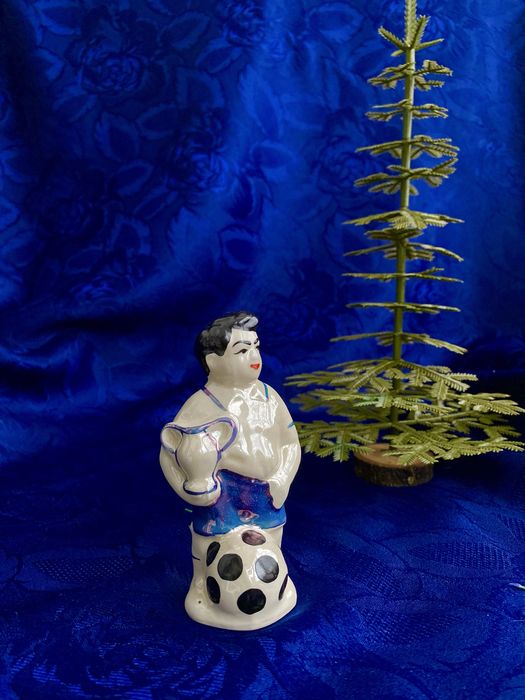 Єреванський фарфоровий винтаж Хлопчик з мʼячем юнный футболист