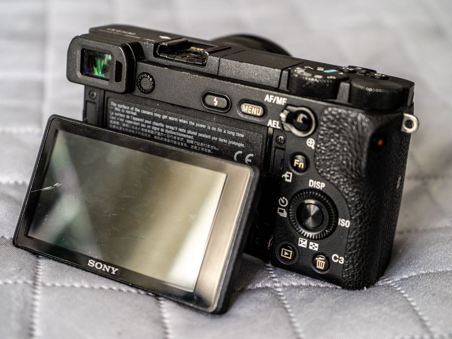 Sony A6500 + CageRig + Objetiva 16-50mm + 5 Baterias | Kit Completo