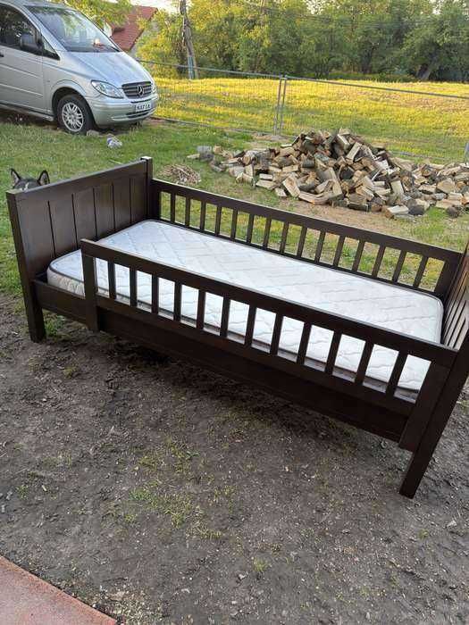 Drewniane łóżko ciemnobrązowe z zabezpieczającą barierką pottery barn kids+ materac
