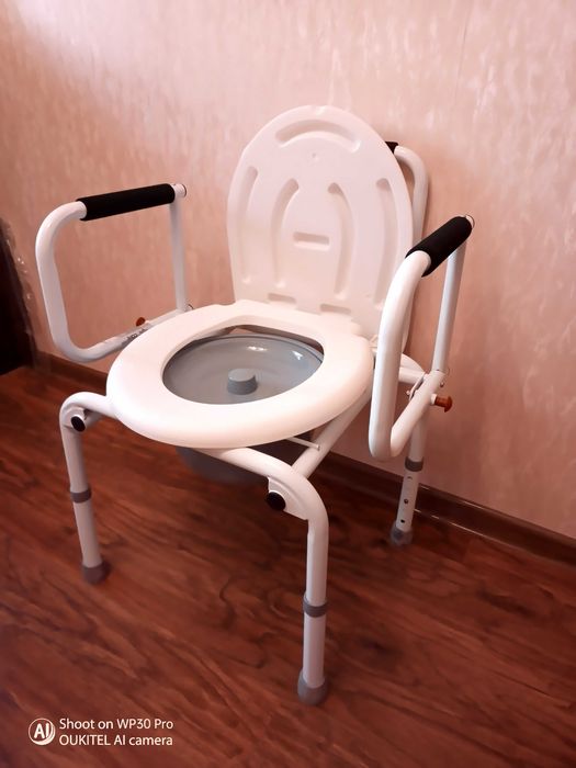 Стілець-туалет із регульованими  відкидними підлокітниками-стан новий.