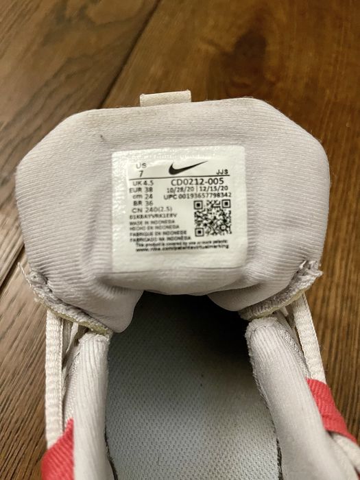 Nike Legend Essential damskie sneakersy 38