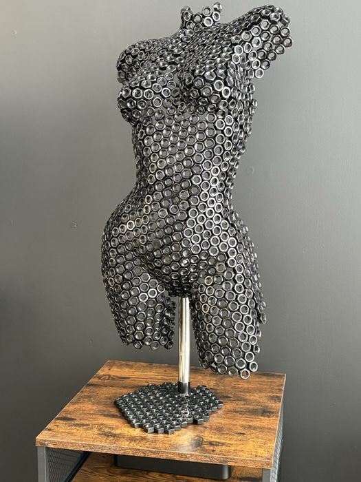 Autorska rzeźba metalowa – tors kobiety | unikat 20 kg Industrial art