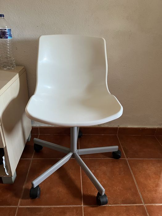 Cadeira de Escritório Ajustável Branca com Rodas