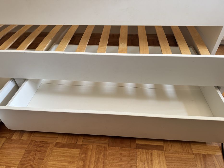 Cama solteiro IKea branca com gavetão para outro colchão e estrados para as duas camas além de duas gavetas