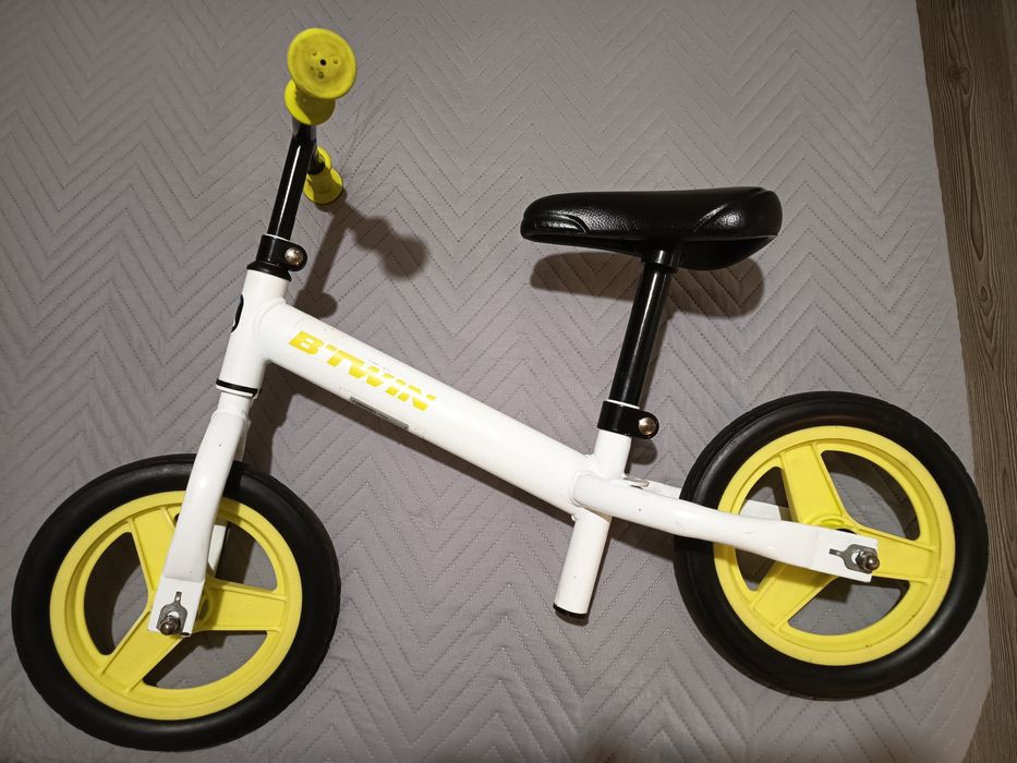 Bicicleta sem pedais de criança