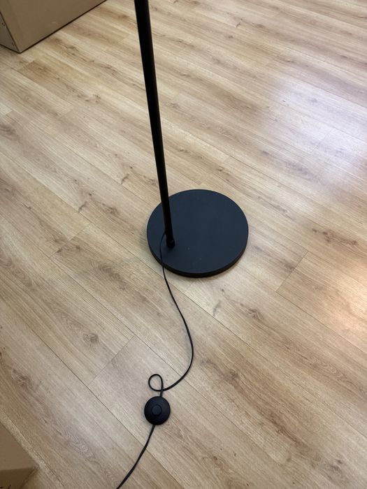 Candeeiro se pé preto altura 190cm largura 180cim