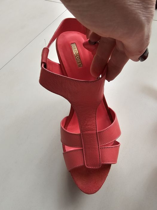 Продам шкіряні жіночі босоніжки BASCONI