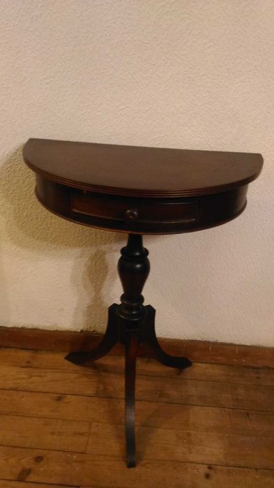 Mesa  em madeira de mogno. Bom estado