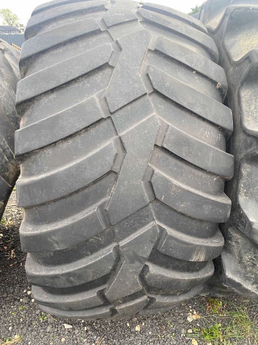 900/65r32 Vredestein