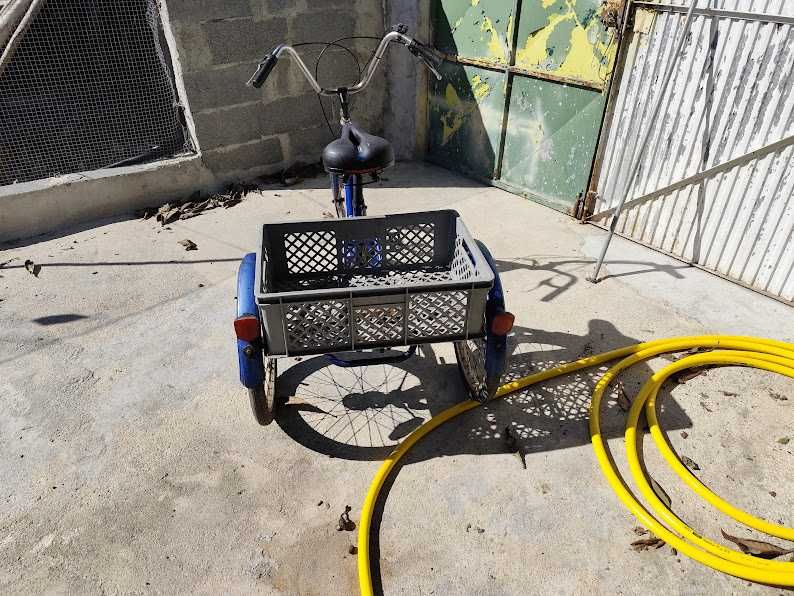 bicicleta de 3 rodas tipo triciclo pronta a andar