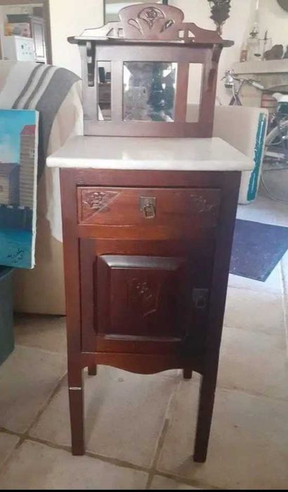 Mesa cabeceira antiga